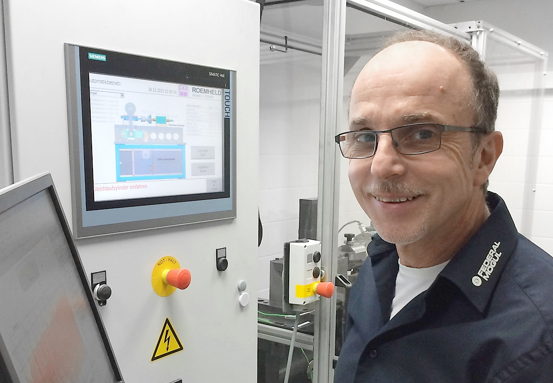 Mann bei der Arbeit mit Computern