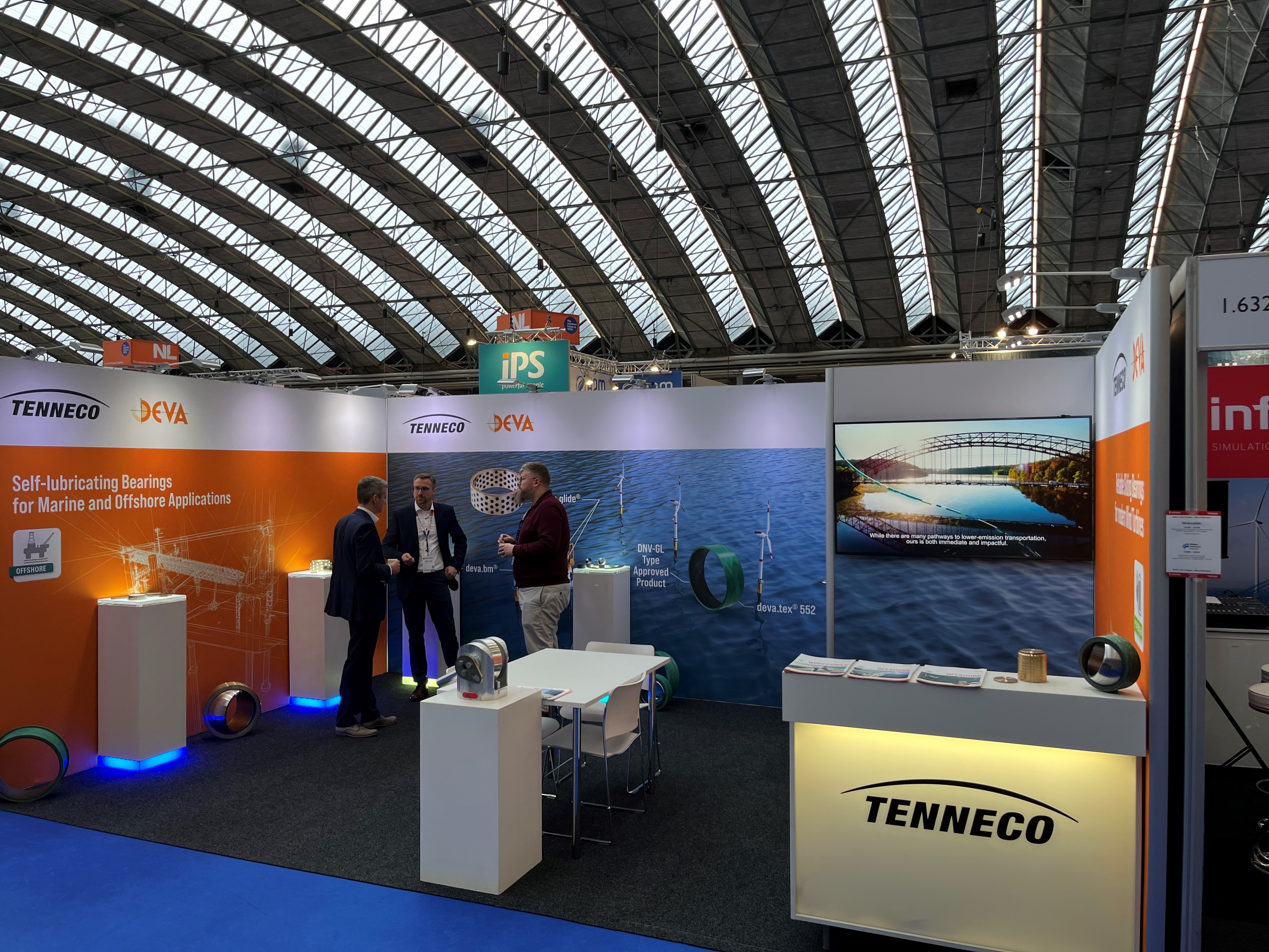 DEVA- und Tenneco-Messestand mit Produkten für Offshore-Anwendungen