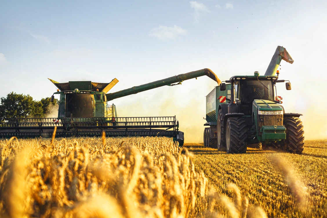 Mähdrescher und Traktor bei der Landwirtschaft