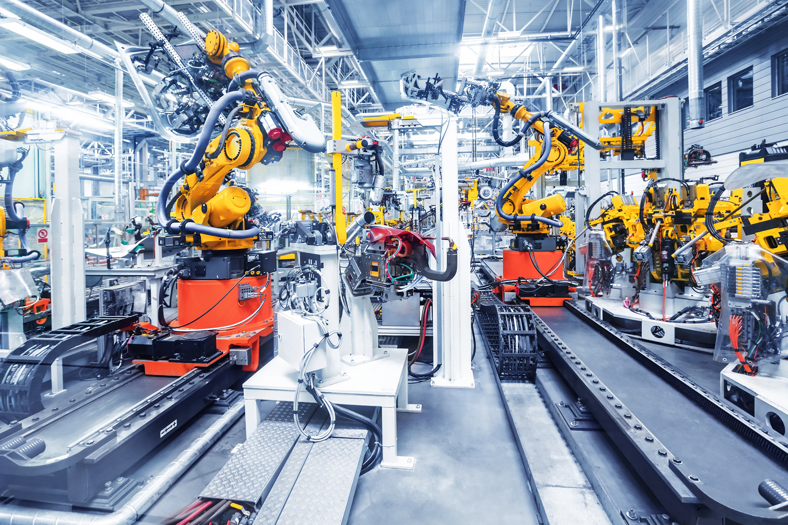 Automatisierte Montagemaschinen in einer Werkhalle 