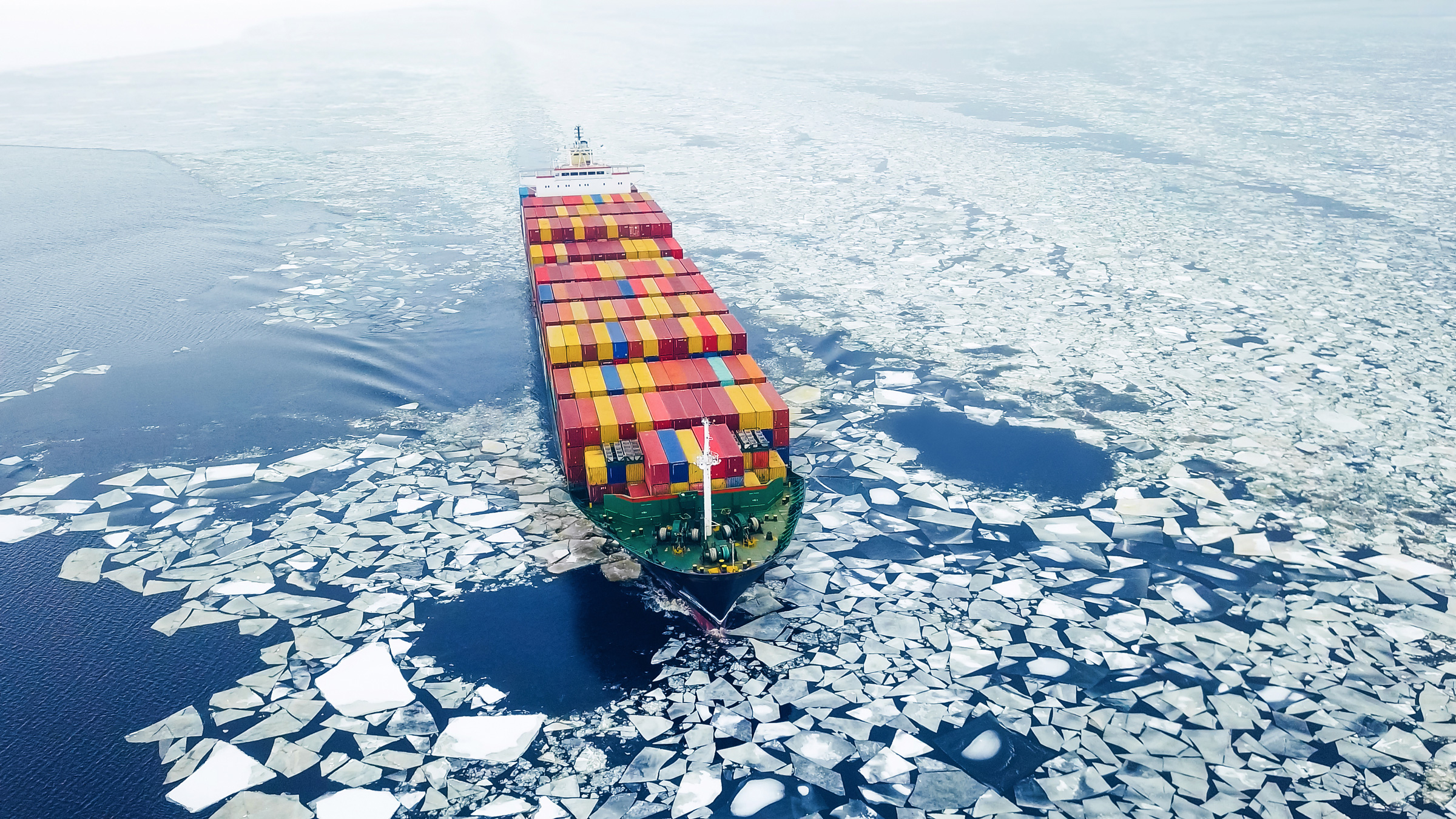 Containerschiff in eisigen Gewässern