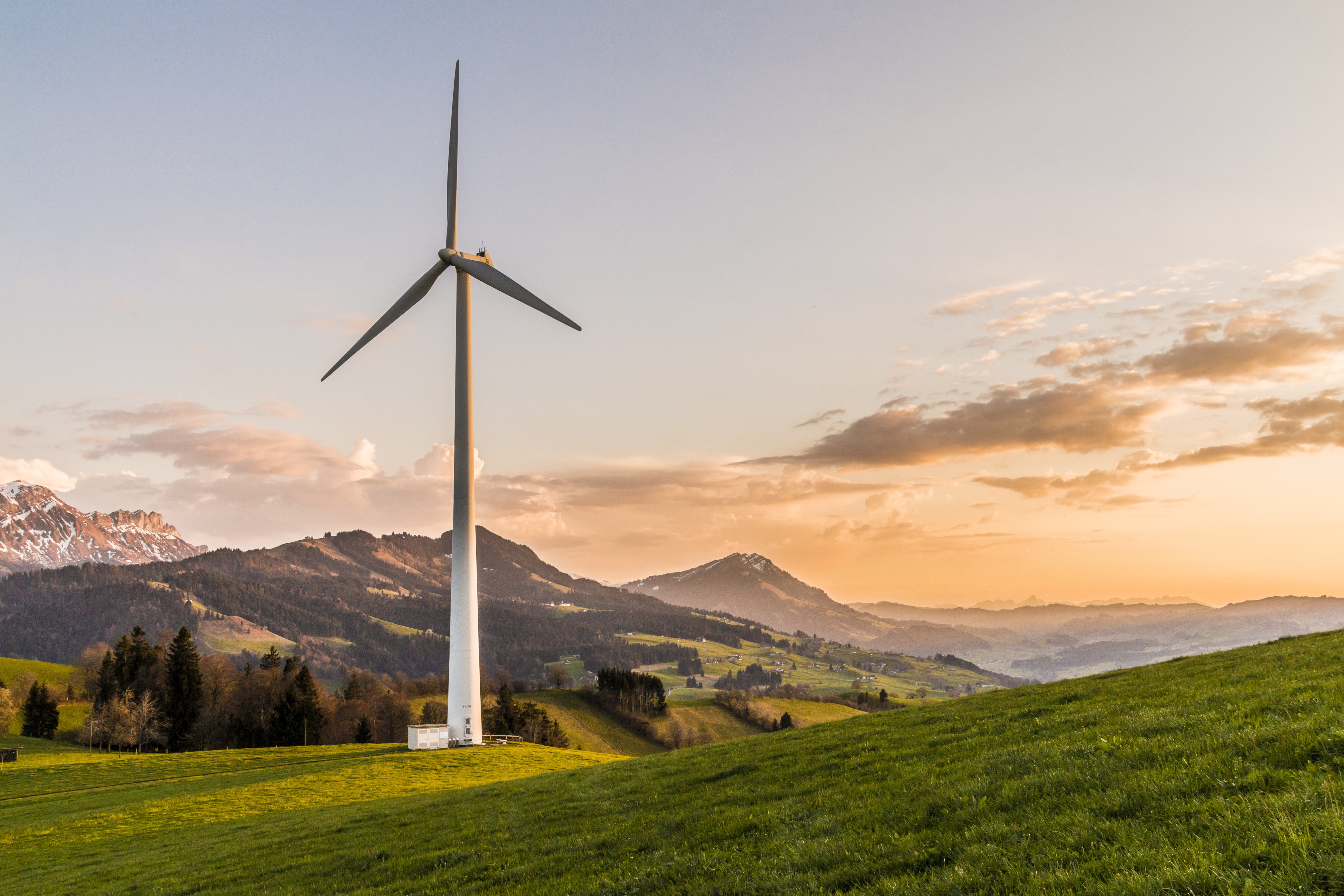 Windkraftrad vor Berglandschaft