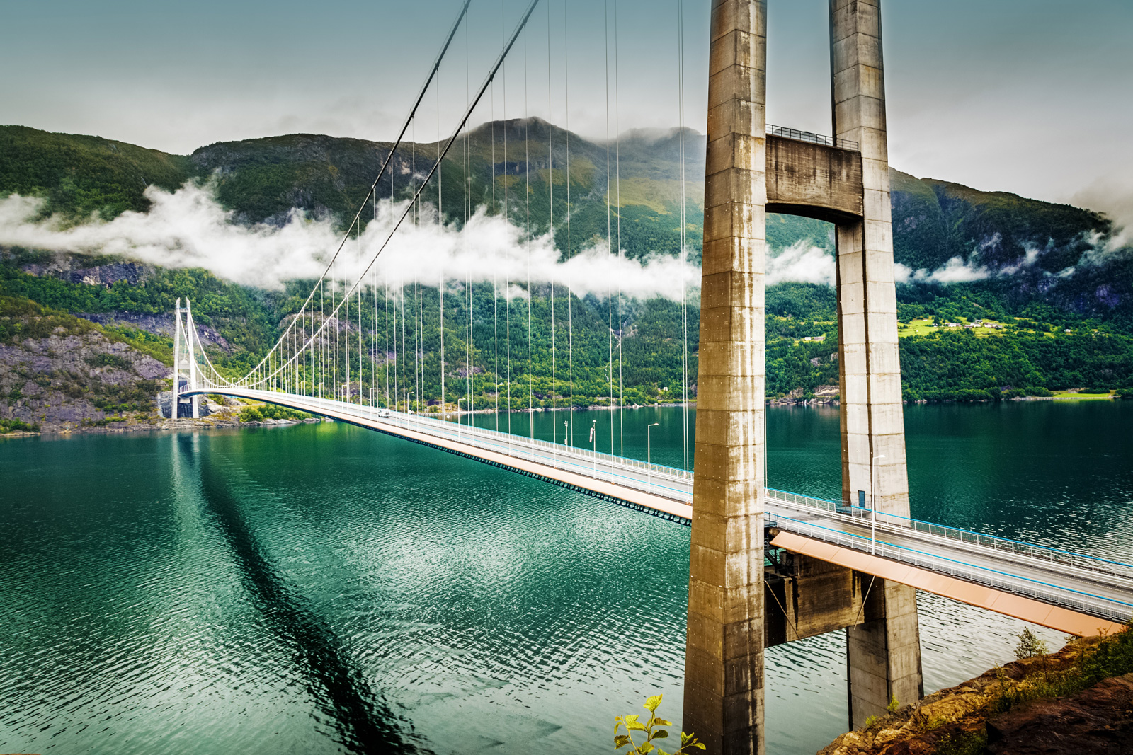 Hardanger Brücke mit Blick auf den Fluss