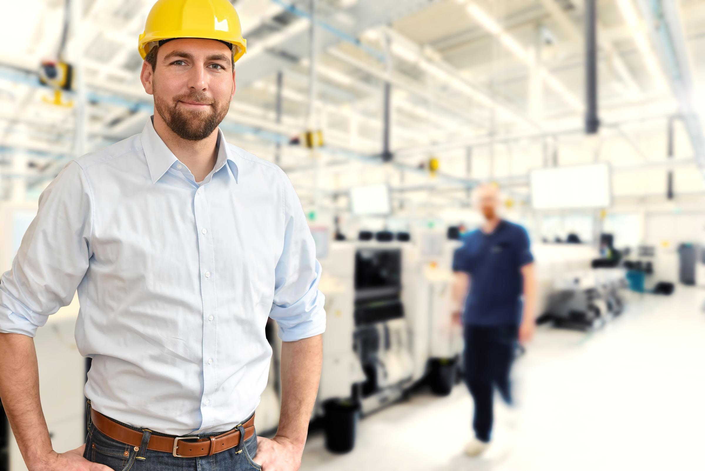 Ingenieur in der Werkshalle